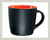 2-keramik-becher-innen-orange-gross-logo-aufdruck-schwarz-matt