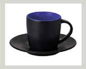 XI-5-matte-schwarze-tasse-mit-untertasse-unterteller-bedrucken-innen-blau