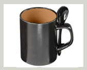 aussenseite-schwarz-matt--innenseite-braun-farbig-glasiert-braune-tasse