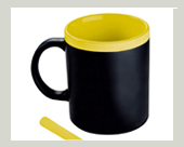 tasse becher mit kreide gelb